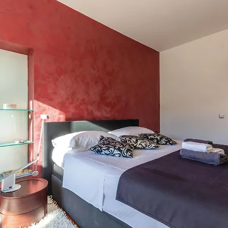 3 Bedroom Gorgeous In Holiday home Podstrana