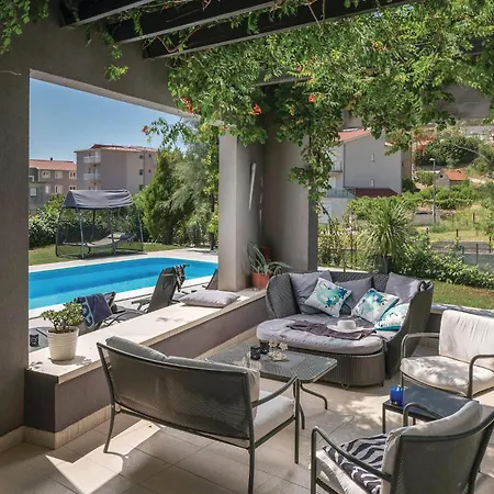 3 Bedroom Gorgeous In Holiday home Podstrana